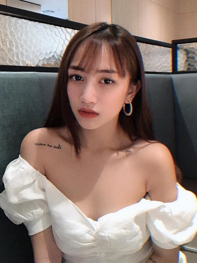 Minh Anh gắn liền với hình ảnh của những chiếc siêu xe, cô chọn gu thời trang khá giản dị hợp độ tuổi 20 của mình.