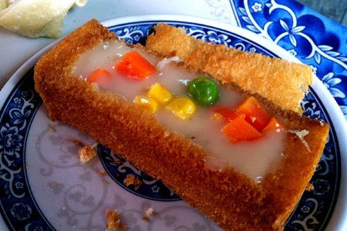 Nghe có vẻ rùng rợn tuy nhiên bánh mì quan tài được rất nhiều du khách yêu thích khi đến với Đài Loan. Hình dáng của bánh mì được làm giống với hình quan tài, hương vị thơm ngát, ngất ngây. Bánh mì được nướng giòn với một lớp màu vàng óng, nấm, ngô và giá nên khi ăn không bị ngán.