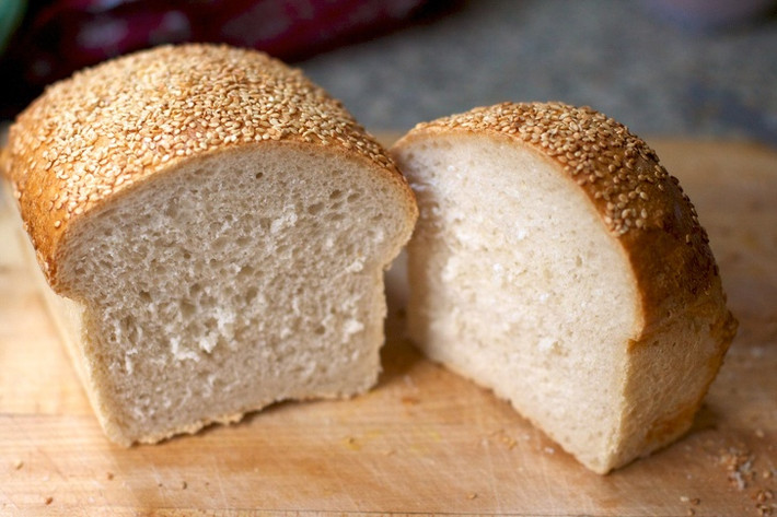 Bánh mì có chứa azodicarbonamide (ADA, E927) bị cấm ở Châu Âu và Úc. ADA được sử dụng để làm cho bột trắng và giúp giữ cho sản phẩm tươi lâu hơn. Chất bổ sung này có thể gây dị ứng và hen suyễn.