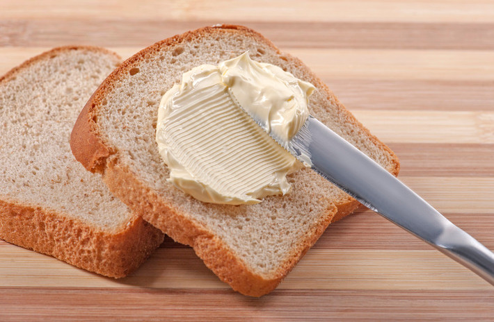 Margarine (bơ thực vật): Tiêu thụ chất béo chuyển hóa có thể dẫn đến các vấn đề trao đổi chất, huyết áp cao và các bệnh tim mạch. Tỷ lệ chất béo chuyển hóa cao nhất được tìm thấy trong bơ thực vật: chiếm khoảng 15% tổng trọng lượng của sản phẩm. Margarine bị cấm ở Canada, Đan Mạch và Thụy Sĩ. Ảnh: BS.