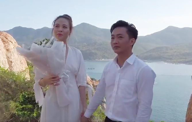 Dù yêu và cưới đại gia nhưng Đàm Thu Trang có cách ăn mặc giản dị và không kém phần gợi cảm, nữ tính.