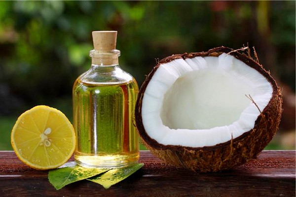 Cám gạo, dầu dừa và nước cốt chanh: Thành phần gồm 1 muỗng canh bột gạo, 1 muỗng canh nước cốt chanh và 10 giọt dầu dừa. Trộn tất cả các thành phần với nhau. Thoa hỗn hợp lên mặt. Để yên trên cho đến khi bạn cảm thấy da mặt căng ra. Bóc mặt nạ và rửa mặt thật kỹ.