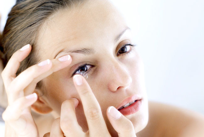 Trầy xước giác mạc: Sự mài mòn giác mạc xảy ra khi kính áp tròng làm trầy xước giác mạc, nếu chúng không được sử dụng đúng cách hoặc khi để mắt quá khô. Ngoài ra, việc ngủ với kính áp tròng cũng làm tăng nguy cơ mài mòn giác mạc. Các áp tròng tồn đọng rất nhiều bụi bẩn và vi khuẩn qua một ngày dài và khi nó cọ xát vào giác mạc, bạn có thể dẫn đến nhiễm trùng mắt.
