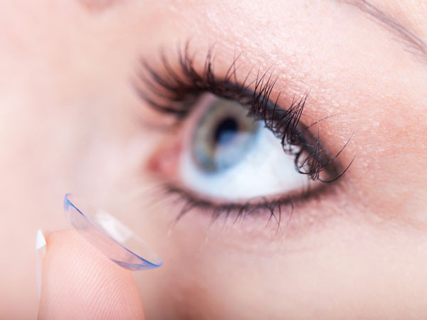 Viêm kết mạc: Viêm kết mạc nhú khổng lồ là biến chứng phát sinh ở những người đeo kính áp tròng mềm, đặc biệt là những người đeo chúng trong thời gian dài. Các triệu chứng là tăng sản xuất chất nhầy và gây mờ mắt nhẹ.