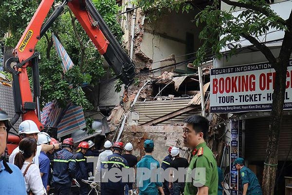 Sập nhà trên phố Hàng Bông: Mới đây, sáng 2/7, ngôi nhà số 56 phố Hàng Bông (phường Hàng Gai, quận Hoàn Kiếm, Hà Nội) bị sập gây náo loạn cả khu phố.