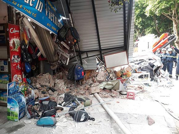 Sập nhà tại công trình khách sạn trên phố Lê Thái Tổ: Khoảng 15h30 ngày 27/10/2018, tại khu vực sát công trường xây dựng khách sạn (thuộc các số nhà 22-32 phố Lê Thái Tổ, quận Hoàn Kiếm, Hà Nội) đã xảy ra sự cố sập khối nhà 2 tầng số 32 phố Lê Thái Tổ khiến nhiều người dân và du khách hoảng sợ bỏ chạy.