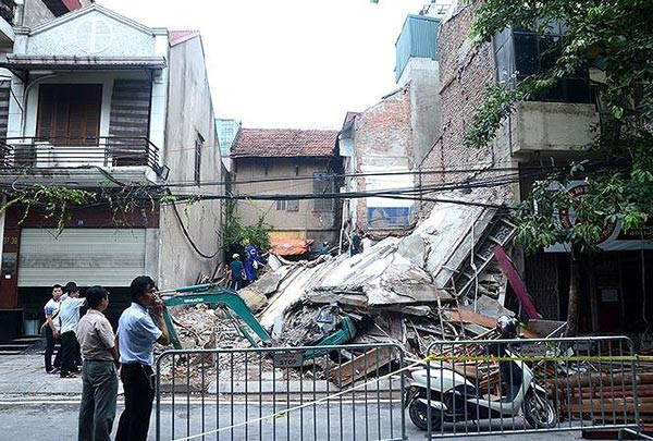 Theo Cơ quan công an, nguyên nhân ban đầu được xác định ngôi nhà số 43 Cửa Bắc đã được xây dựng từ lâu, hệ thống móng và tường chịu lực kém, đồng thời, chịu ảnh hưởng do tác động của mưa dài ngày từ cơn bão số 1. Trong quá trình thi công nhà số 41 đã không có những biện pháp thi công đảm bảo an toàn cho các công trình xung quanh, dẫn đến sập đổ nhà số 43 phố Cửa Bắc.