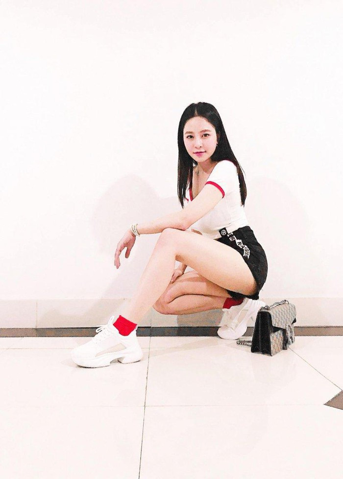 Trâm Anh mặc short ngắn khoe chân dài trắng nõn.