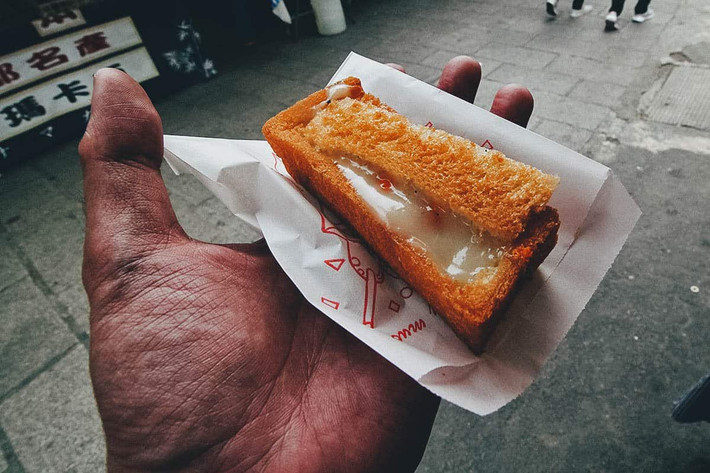 Bánh mì quan tài: Đây là một đặc sản chợ đêm của Đài Nam và Đài Bắc kể từ những năm 1940. Bánh mì quan tài về cơ bản là một miếng bánh mì rán dày mà bên trong khoét rỗng chứa đầy nhân kem, hải sản, hoặc rau cải.