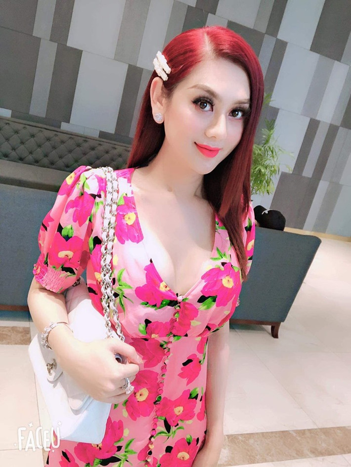 Cách ăn mặc hở bạo của người đẹp chuyển giới khiến dân tình không ít lần "đỏ mặt".