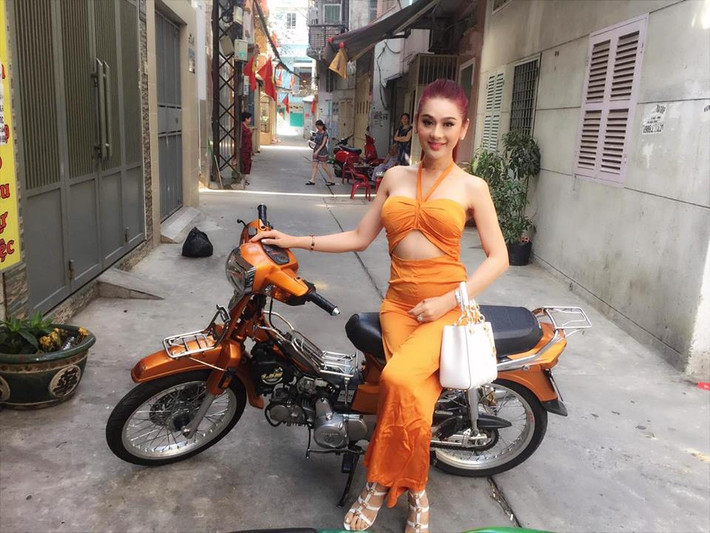 Lâm Khánh Chi còn tự tin diện bộ đồ màu cam cực gợi cảm khi về quê chồng ăn Tết 2019. Ảnh: FBNV.
