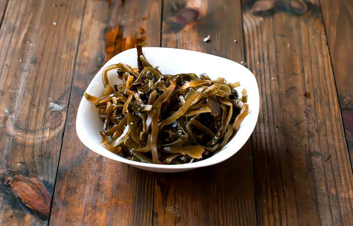 Tảo bẹ có hàm lượng i-ốt cao, giúp ổn định các chức năng tuyên giáp, từ đó giúp ngăn rụng tóc và kích thích tóc mọc lại chắc khỏe. Tảo bẹ cũng chứa các vitamin và khoáng chất thiết yếu giúp nuôi dưỡng và làm chắc khỏe mái tóc, bảo vệ tóc trước tác hại của các tia UV có hại.