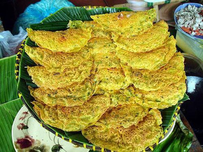 Bánh xèo Quảng Hòa - Quảng Trạch: Bánh xèo Quảng Hòa là món ăn đặc trưng ở xã Quảng Hòa (huyện Quảng Trạch), được làm bằng gạo đỏ, hoa văn nổi đều, đơn giản nhưng phải đủ các món kèm theo: cá chuối, nộm, rau sống, bánh đa và nước chấm. Bánh xèo ăn ngon nhất là lúc vừa tráng xong, tráng tới đâu ăn tới đó.