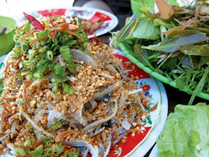 Gỏi cá nghéo (hay còn gọi cá mập voi, cá nhám): Cá nghéo toàn thịt, gan béo, thịt ngon, tuy da có nhám có tanh, nhưng cạo da bằng nước sôi như cạo lợn thì không còn tanh nữa, thịt cá lúc ấy trắng như bông, mới nhìn đã thích đem đi nấu lẩu lại càng tuyệt vời. Cá nghéo sau khi làm sạch ướp với gia vị rồi đem đi làm gỏi ăn với nước lèo, rau sống.