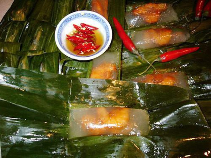 Bánh bột lọc sắn, tôm sông: Khác với bánh bột lọc Huế, món bánh lọc sắn ở đây được bổ sung nhiều hương vị mới giúp nó trở thành món đặc sản Quảng Bình rất đặc biệt. Nguyên liệu của bánh lọc chỉ đơn giản là bột sắn lọc, tôm, mộc nhĩ và một ít gia vị khác của vườn nhà. Tôm dùng cho bánh chỉ là loại nhỏ ở cửa sông, vừa đậm vị phù sa của đồng, vừa mặn mòi vị biển.