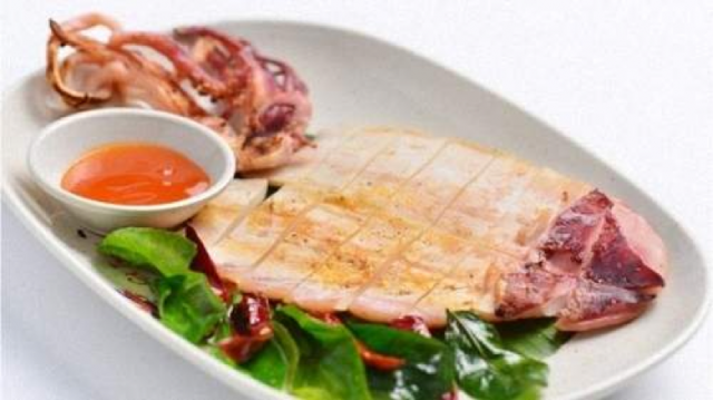 Mực khô Quảng Bình: Đã đến với vùng biển Quảng Bình thì không thể nào quên thưởng thức món mực thơm ngon. Mực được nướng trên lửa than hồng, xé nhỏ thành nhiều sợi, thưởng thức cùng với tương ớt thì thấy rõ được vị ngon ngọt của mực hoà quyện cùng vị ớt cay nồng, vừa ăn vừa “nhấm nháp” cùng chút bia là ngon hết sảy không thể quên. Ảnh: Internet.