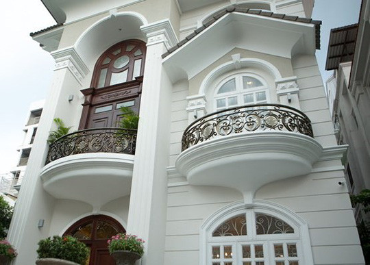 Căn biệt thự dát vàng của Ngô Mỹ Uyên nằm ở vị trí đắc địa ngay trung tâm quận 1 TP.HCM. Biệt thự được xây dựng theo kiểu kiến trúc của Pháp, phần trần nhà dát vàng lấp lánh khiến nhiều người choáng ngợp.