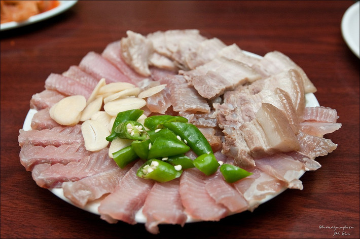 Với mùi khai đặc trưng như mùi... nhà vệ sinh, cá đuối lên men (Hongeo-hoe) được xếp vào một trong những món ăn có mùi khó chịu nhất thế giới.