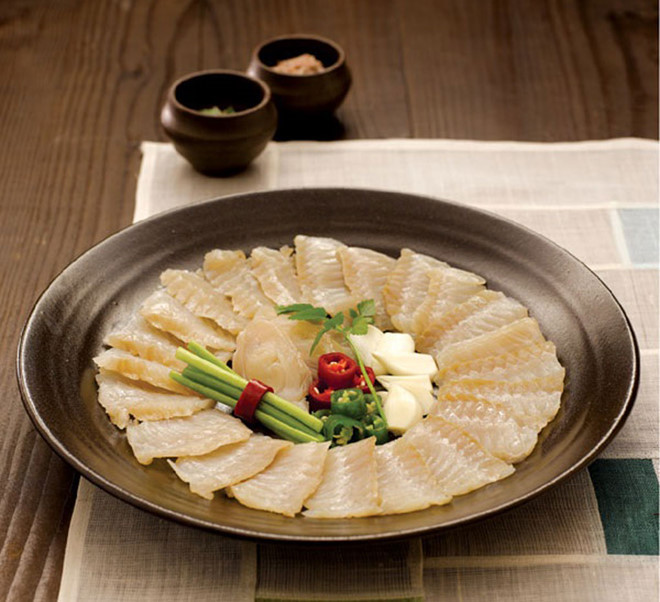 Do đặc tính người Hàn rất thích những món ăn được ủ lên men, nên việc món ăn này có mùi “khai” mà vẫn được ưa thích và trở thành đặc sản.
