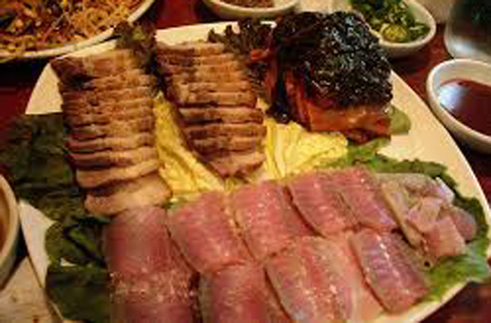 Không chỉ gây ấn tượng mạnh với mùi hôi thối nồng nặc, hongeo còn tạo dấu ấn trong cách bài trí đơn giản mà vẫn đạt giá trị nghệ thuật cao. Ở đây, người ta kết hợp hongeo với ớt, tôm nhỏ, tỏi sống, kim chi và bày xen kẽ với một vài lát thịt lợn luộc.