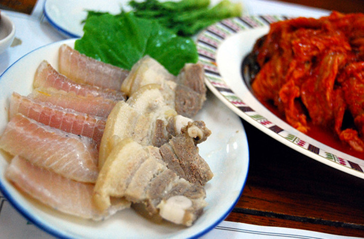 Những người sành ăn cho biết hongeo nên được ăn ngay sau khi ra lò. Việc cố gắng làm chúng bớt mùi chỉ khiến họ cảm thấy món ăn không còn hấp dẫn như trước. Thậm chí, nhiều người còn thích thú với mùi vị tự nhiên của món cá đuối lên men bằng cách hít hà mùi vị của chúng một cách thỏa mãn bằng mũi và miệng. Ảnh: Internet.