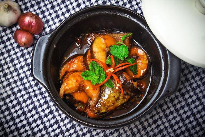 Cá cháy kho Trà Ôn: Cá cháy là loài cá có nhiều xương, thịt rất ngọt, thường được đem nướng, chiên hoặc kho mặn ăn với cơm trắng. Hơn nữa trứng cá cháy lại rất béo và bổ, là món ăn rất hấp dẫn và khó quên đối với nhiều người.
