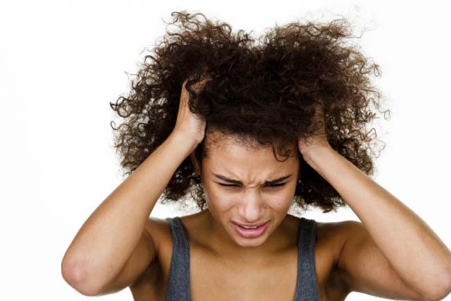 Tóc khô và mỏng: Tóc khô có thể được gây ra bởi việc nhuộm tóc, sấy tóc hay bơi trong nước có chất tẩy clo. Tuy vậy, đôi khi mái tóc khô và mỏng lại là dấu hiệu của những vấn đề sức khỏe đáng lưu ý, trong đó có bệnh suy giáp.