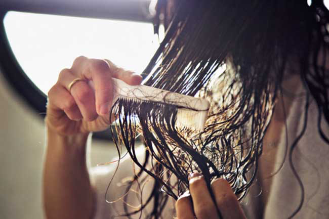 Tóc giòn và dễ gãy: Một trong số các triệu chứng của hội chứng Cushing (suy tuyến thượng thận thứ phát) là tóc giòn và dễ gãy, nhưng dấu hiệu này khá khó để nhận biết. Có nhiều triệu chứng khác rõ ràng hơn của bệnh này, như huyết áp cao, mệt mỏi và đau lưng.