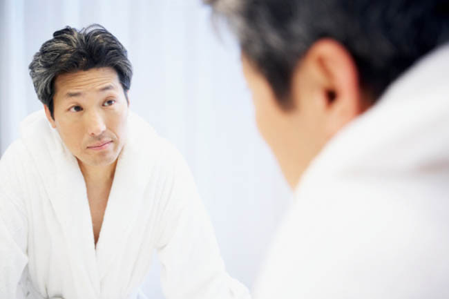 Tóc bạc sớm: Tóc bạc sớm một phần là do di truyền. Tuy nhiên, sang chấn tâm lí và stress cũng có thể gây bạc tóc ở một số cá nhân. Các tình huống căng thẳng có thể ảnh hưởng đến các sắc tố sản sinh ra tế bào và gây bạc tóc sớm.