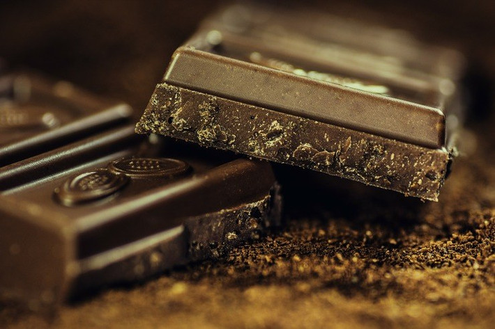 Chocolate đen chứa hợp chất flavanol có tác dụng như chất chống oxy hóa. Chất này tồn tại trong các loại trái cây, rau củ và được đánh giá tốt cho sức khỏe. Đặc biệt, chất flavonol trong chocolate rất tốt cho não, đồng thời có thể bảo vệ làn da của bạn khỏi ánh nắng mặt trời và cung cấp một loạt các lợi ích cho da.