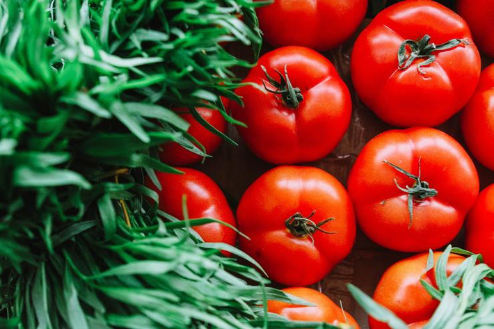 Cà chua: Một số nghiên cứu cho thấy lycopene có trong cà chua giúp bảo vệ làn da của bạn khỏi tia UV. Ăn thực phẩm giàu lycopene trong thời gian dài và liên tục, bạn sẽ thấy các nếp nhăn giảm. Do đó, cà chua chính là thực phẩm giúp bạn trông trẻ hơn rất nhiều.
