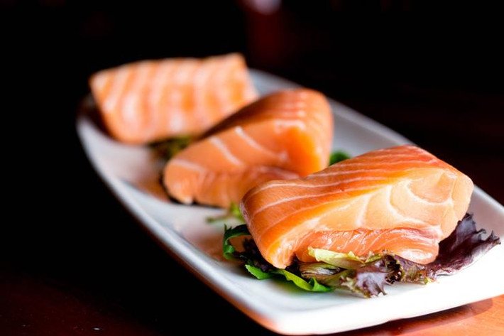 Cá hồi: Da khô là một lý do khiến bạn trông già hơn. Do đó, bạn nên lựa chọn những thực phẩm giúp tăng cường độ ẩm cho làn da như là cá. Đặc biệt, cá hồi và các loại cá giàu omega-3 là những thực phẩm chống lão hóa tốt.
