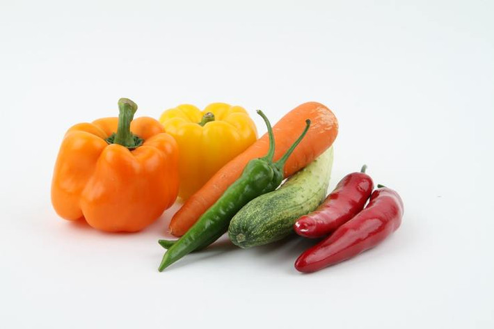 Rau củ quả: Ăn nhiều rau xanh cũng giúp bạn ngăn ngừa nếp nhăn. Vì có hàm lượng Beta Carotene cao, rau xanh ó thể ngăn chặn các gốc tự do và tác hại của bức xạ mặt trời, giúp làn da khỏe mạnh và trẻ trung hơn.