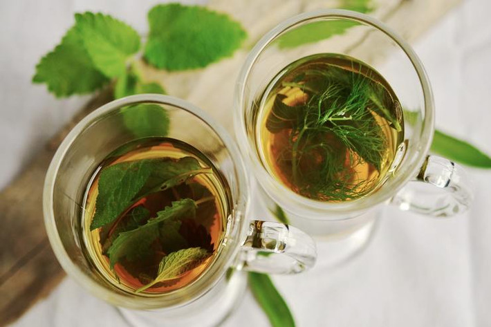 Trà xanh giàu chất chống oxy hóa và có nhiều polyphenol hơn bất cứ thứ gì khác. Những polyphenol này có thể bảo vệ collagen trong cơ thể, từ đó giúp đẩy lùi hoặc ngăn chặn các dấu hiệu lão hóa.