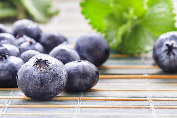 Quả việt quất chứa đầy các vitamin lành mạnh có tác dụng kỳ diệu cho làn da của bạn. Nếu bạn đang tìm cách làm đều màu da, làm sáng nó và thậm chí giúp nó trông mịn màng hơn, hãy ăn một nắm quả việt quất mỗi ngày. Chúng có nhiều chất chống oxy hóa chống lại tổn thương gốc tự do, đồng thời làm sáng và làm mờ vết thâm.