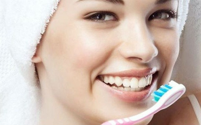 Luôn vệ sinh răng miệng: Vệ sinh răng miệng tốt cũng làm tăng vẻ đẹp của bạn. Một hàm răng xỉn màu, vàng ố tất nhiên không thể nào so sánh với hàm răng trắng bóng và khỏe mạnh được. Chính vì vậy, chăm sóc vệ sinh răng miệng thường xuyên cũng là “chìa khóa” giúp bạn luôn đẹp tự nhiên mà không cần mỹ phẩm hay trang điểm.