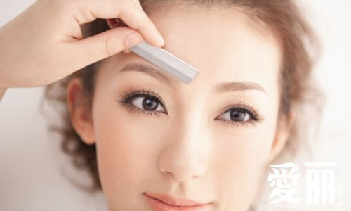Tỉa, tạo kiểu lông mày: Nếu bạn không muốn trang điểm thì việc chải chuốt và tỉa lông mày theo kiểu sẽ giúp tôn vẻ đẹp của bạn hơn. Một đôi lông mày gọn gàng sẽ giúp bạn trông cuốn hút và tự tin hơn.
