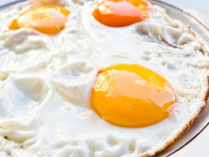 Trứng: Trứng được xếp vào nhóm thực phẩm rất giàu các loại vitamin, đặc biệt là vitamin B và D, cần thiết trong mùa hè. Các vitamin này giúp phân hủy thức ăn tốt và hỗ trợ bù đắp lại lượng năng lượng bị mất trong ngày hè.