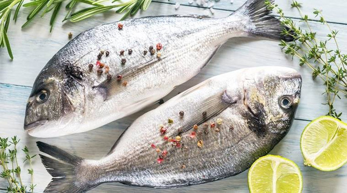 Cá béo: Các nghiên cứu đã chứng minh rằng những người ăn cá sẽ khỏe mạnh hơn, ăn nhiều chất béo không bão hòa và axit béo omega-3 có thể bổ não, ngăn ngừa viêm và tránh mắc bệnh trầm cảm, tim mạch, sa sút trí tuệ và các bệnh mãn tính khác.