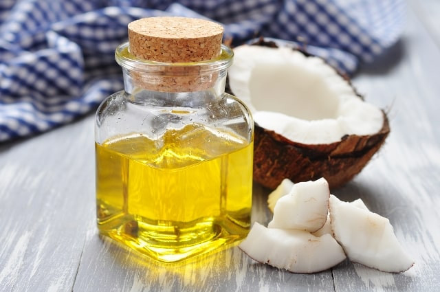 Dầu dừa: Trong dầu dừa chứa chất béo bão hòa, nhưng chất béo bão hòa này lại có hiệu quả kháng viêm và sát khuẩn.