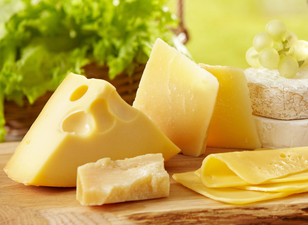 Phô mai: Bản chất phô mai là một sản phẩm phụ từ sữa, nó có nhiều canxi, vitamin B12 và chứa nhiều chất dinh dưỡng khác, cùng các axit béo có lợi hỗ trợ việc giảm cân, giúp bạn no lâu hơn, kiểm soát bệnh tiểu đường loại 2 tốt hơn.