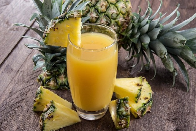 Chuẩn bị một cốc nước ép dứa tươi, một quả chuối cỡ trung bình đã xay nhuyễn, một thìa súp gừng, nửa cốc sữa chua và nước. Trộn đều hỗn hợp này, bạn sẽ có một loại đồ uống hoàn hảo để thúc đẩy quá trình trao đổi chất và đốt cháy chất béo.