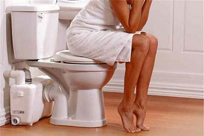 Không đi tiểu sau khi ngủ dậy: Chất độc được đào thải qua việc đi tiểu, ra mồ hôi, vì vậy bạn nên có thói quen đi tiểu mỗi buổi sáng sau khi thức dậy để có thể đưa các độc tố tích tụ trong một đêm ra ngoài cơ thể, tránh để cho độc tố lưu đọng trong cơ thể, gây tổn thương cho gan.