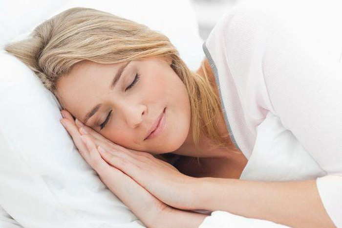 Ngủ không đủ giấc: Ngủ không đủ giấc khiến sức đề kháng của cơ thể giảm xuống. Những người bị mắc các bệnh về gan nếu thức đêm nhiều sẽ càng khiến bệnh thêm nghiêm trọng. Chuyên gia học viện y học giấc ngủ Mỹ, giáo sư Neil Colin khuyến khích nên ngủ trước 11h để đảm bảo ngủ từ 7-8 tiếng mỗi đêm, giúp gan có thể giải độc hiệu quả, đảm bảo sức khỏe.