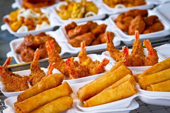 Ăn quá nhiều thức ăn nhanh và các món chiên: Nhà nghiên cứu dinh dưỡng của Ấn Độ, Tiến sĩ Hida Chiran Zara Hussain nói rằng nhiều loại đồ ăn nhanh chứa nhiều chất bảo quản, chất tạo màu, chất tạo ngọt nhân tạo và các phụ gia thực phẩm khác. Các thành phần này rất khó phân giải và chuyển hóa, khiến gan hoạt động quá mức, gây ảnh hưởng tới gan.