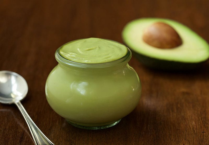 Dùng bơ thay thế cho mayo: Bơ có thể là một thay thế lý tưởng trong các món ăn sử dụng mayonnaise làm thành phần chất kết dính. Ví dụ, bạn có thể sử dụng bơ để làm món salad cá ngừ, thịt gà hoặc trứng.