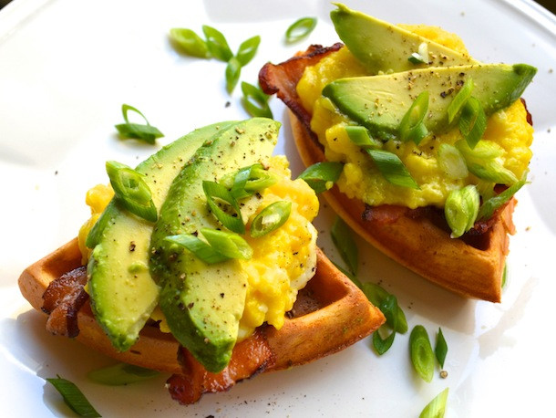 Bánh mì nướng bơ: Sử dụng bơ xay nhuyễn cho vào món bánh mì nướng và bánh mì sandwich cũng bổ sung thêm vitamin và khoáng chất cho bữa ăn của bạn.