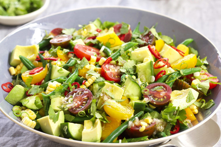Làm món salad: Nghiên cứu cho thấy rằng lượng calo bổ sung từ chất béo và chất xơ trong bơ có thể giúp bạn no lâu hơn, điều này có thể làm giảm lượng calo trong các bữa ăn tiếp theo. Vì salad ít calo, nên thêm bơ có thể khiến chúng trở thành một bữa ăn nhiều dinh dưỡng hơn.