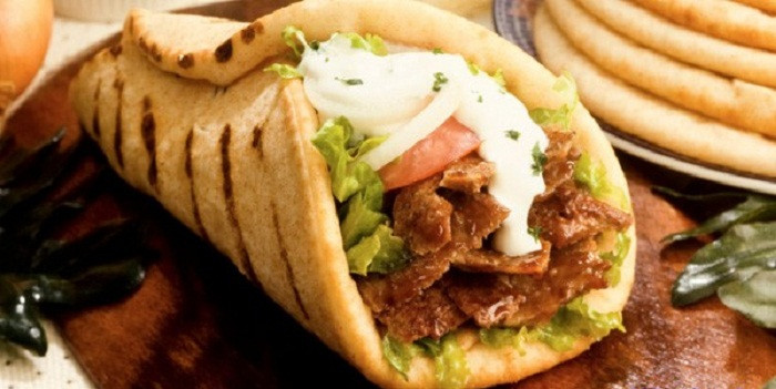 Gyro là một món bánh mì kẹp Hy Lạp với phần nhân được làm từ thịt nấu theo kiểu roti mềm và nhiều loại rau xanh khác nhau. Có hai loại bánh Gyro cho du khách có thể lựa chọn đó là bánh kẹp thịt và bánh dành cho người ăn chay. Ảnh: Internet.