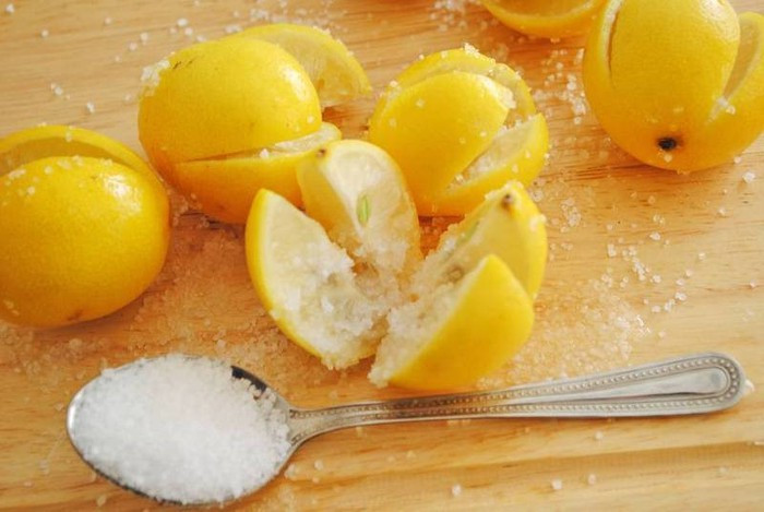 Cách thức trị mụn đầu đen đơn giản nhất với chanh là thoa hỗn hợp nước cốt chanh và muối lên mũi trong khoảng 20 phút rồi rửa sạch bằng nước ấm, bạn sẽ thấy vùng da quanh mũi sạch và sáng lên trông thấy.